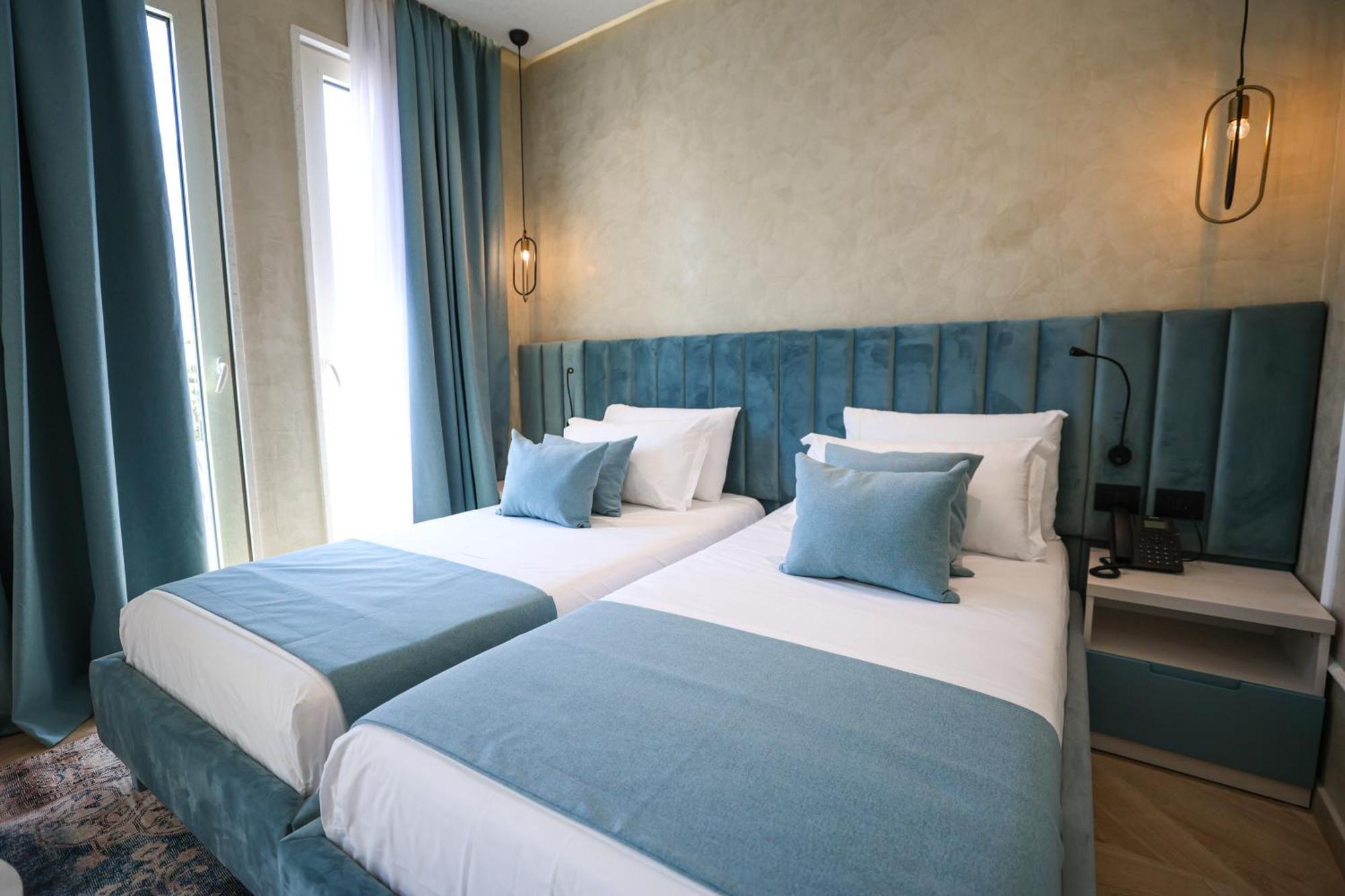 Hotel Plaza Berat Bagian luar foto