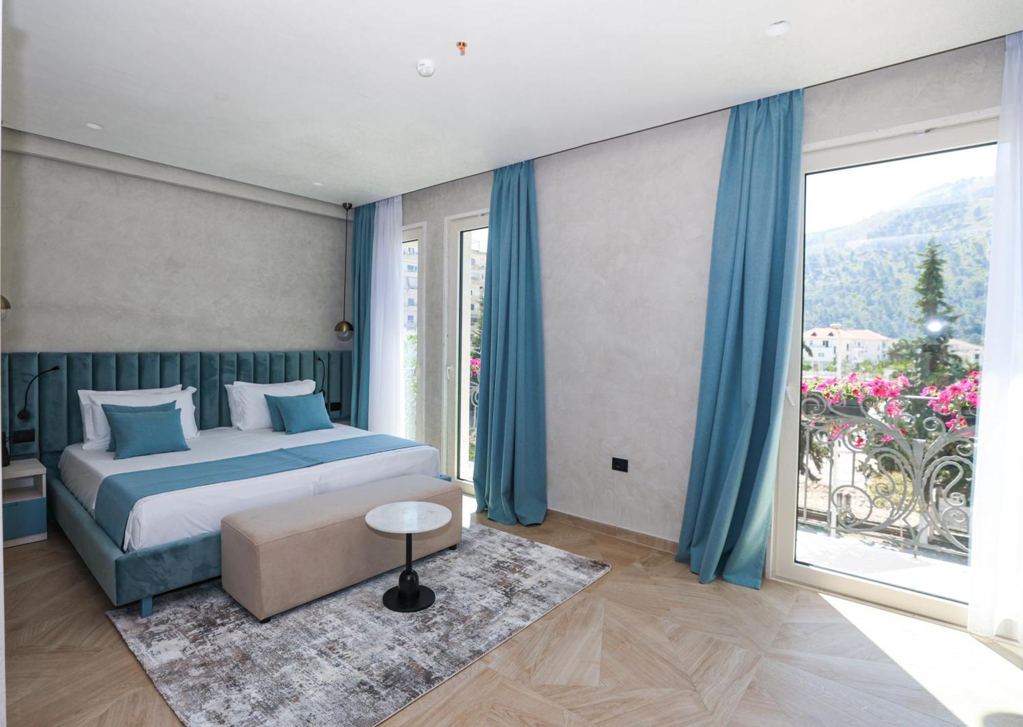 Hotel Plaza Berat Bagian luar foto