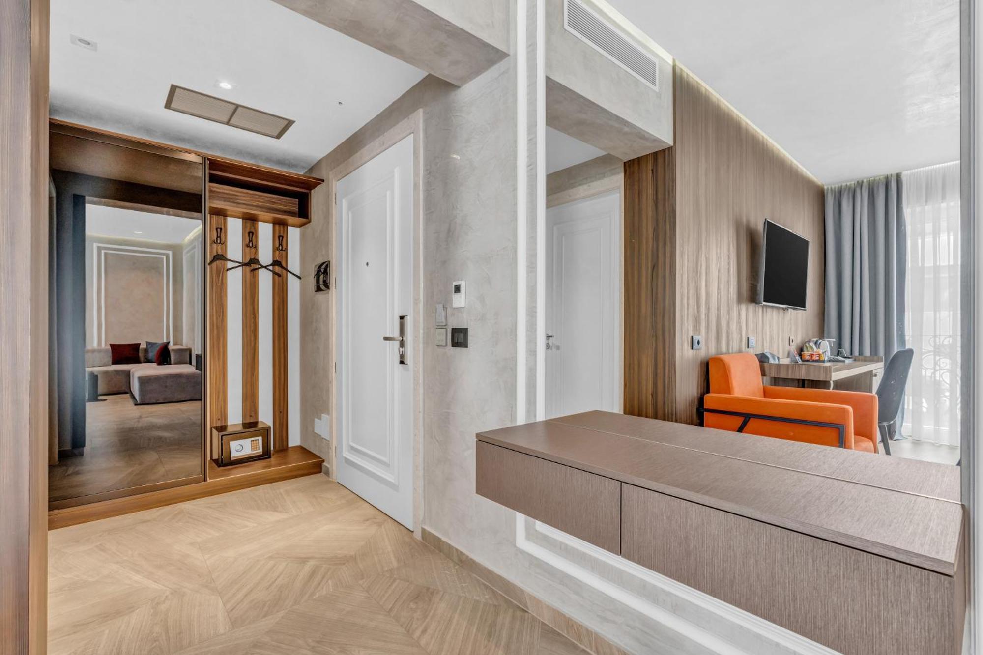 Hotel Plaza Berat Bagian luar foto