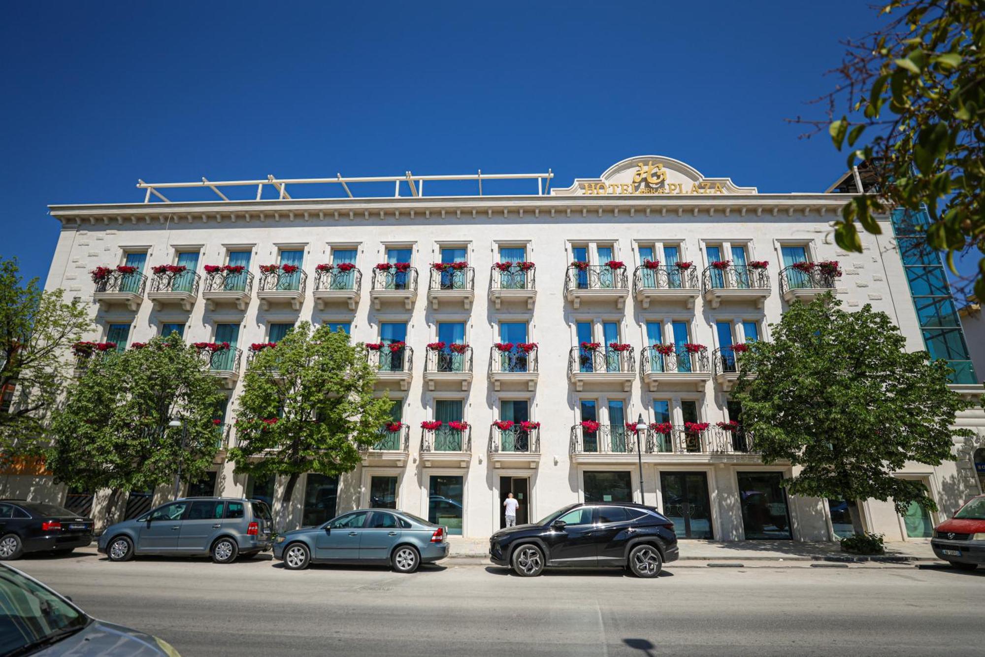 Hotel Plaza Berat Bagian luar foto