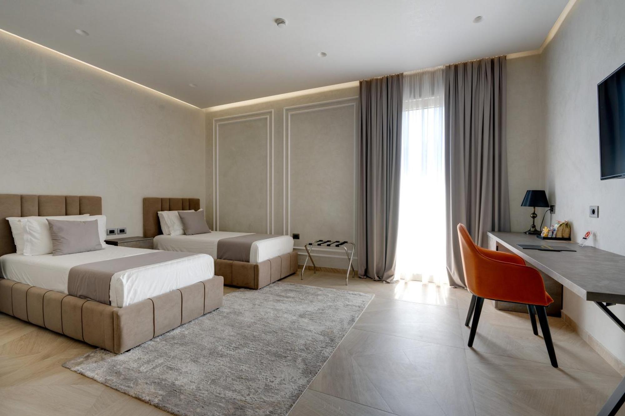 Hotel Plaza Berat Bagian luar foto