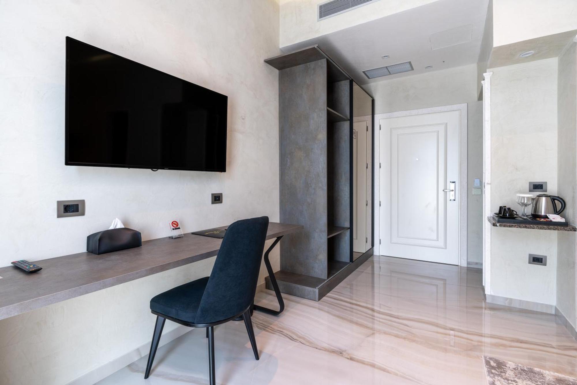 Hotel Plaza Berat Bagian luar foto