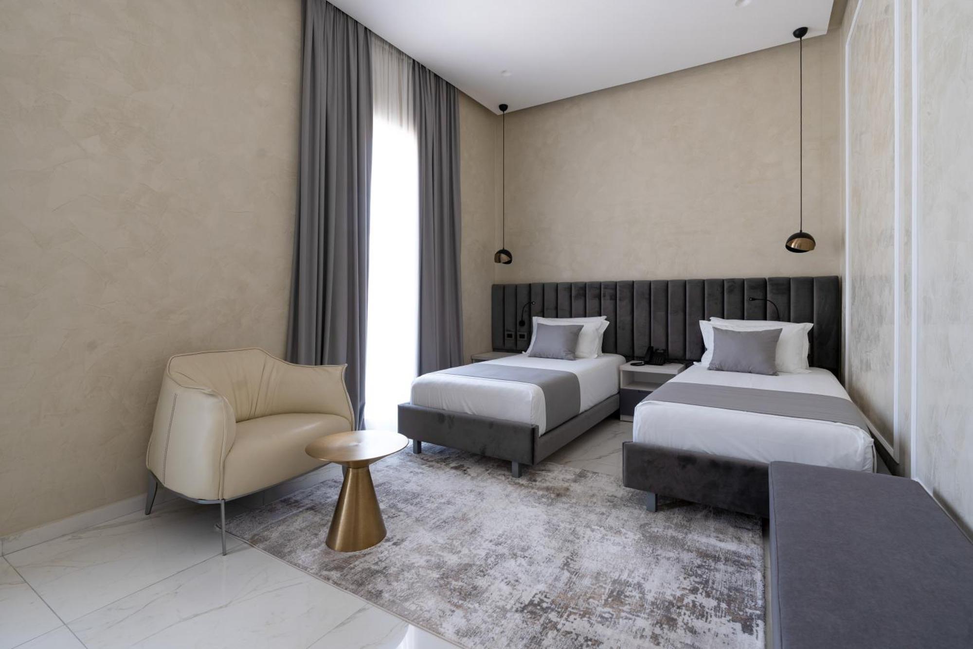 Hotel Plaza Berat Bagian luar foto