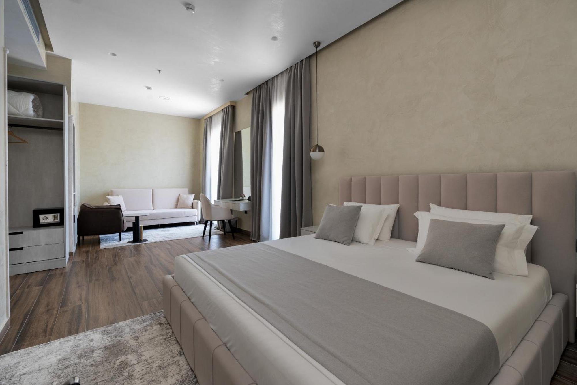 Hotel Plaza Berat Bagian luar foto