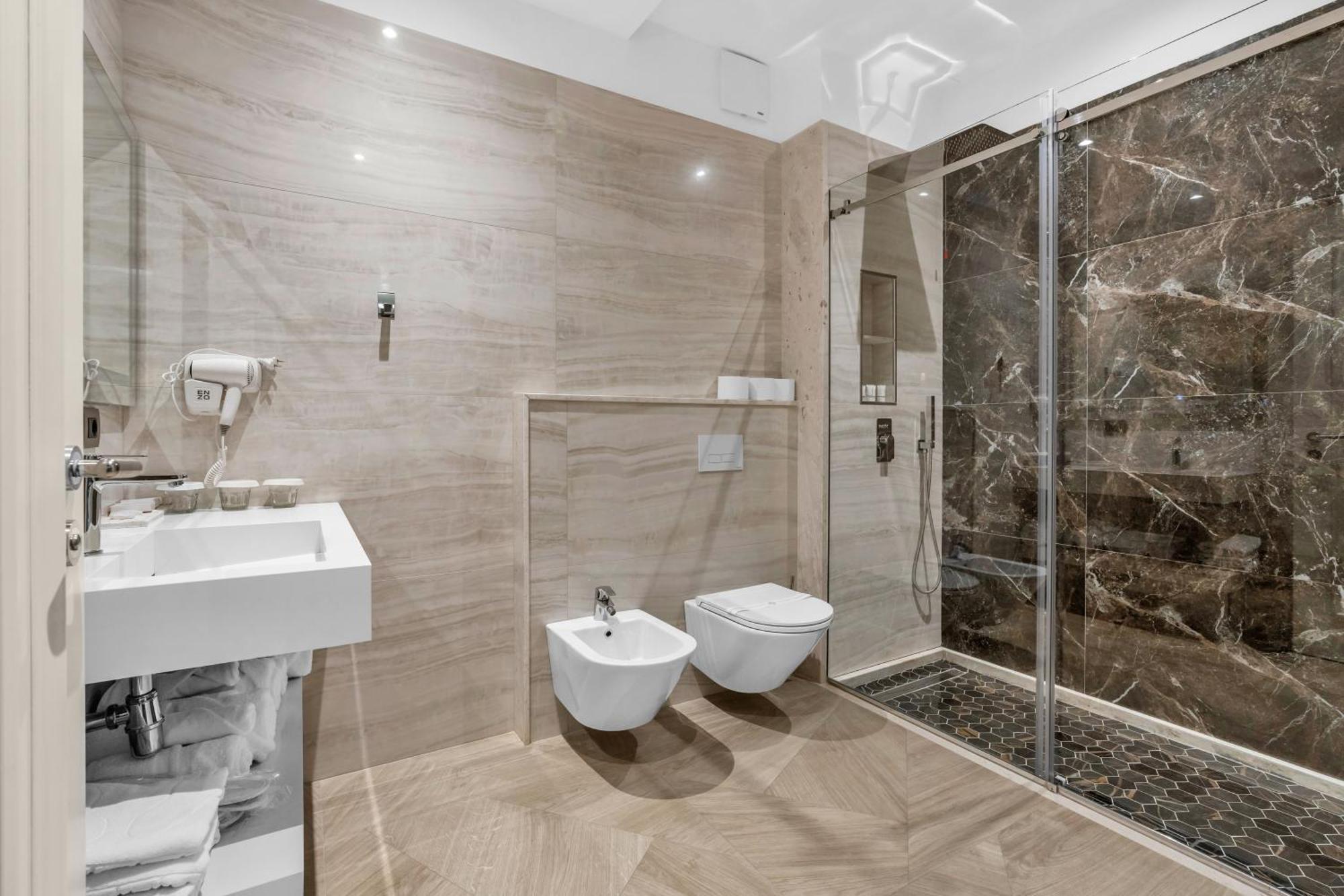 Hotel Plaza Berat Bagian luar foto