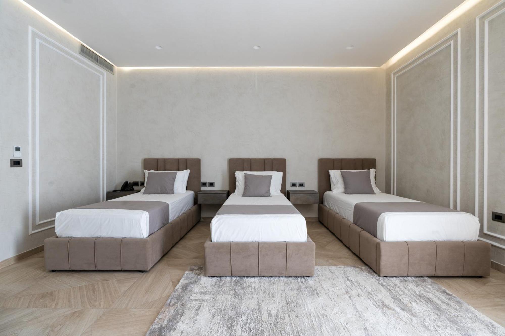 Hotel Plaza Berat Bagian luar foto