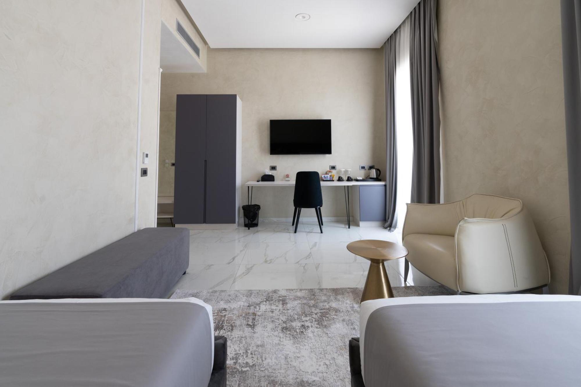 Hotel Plaza Berat Bagian luar foto