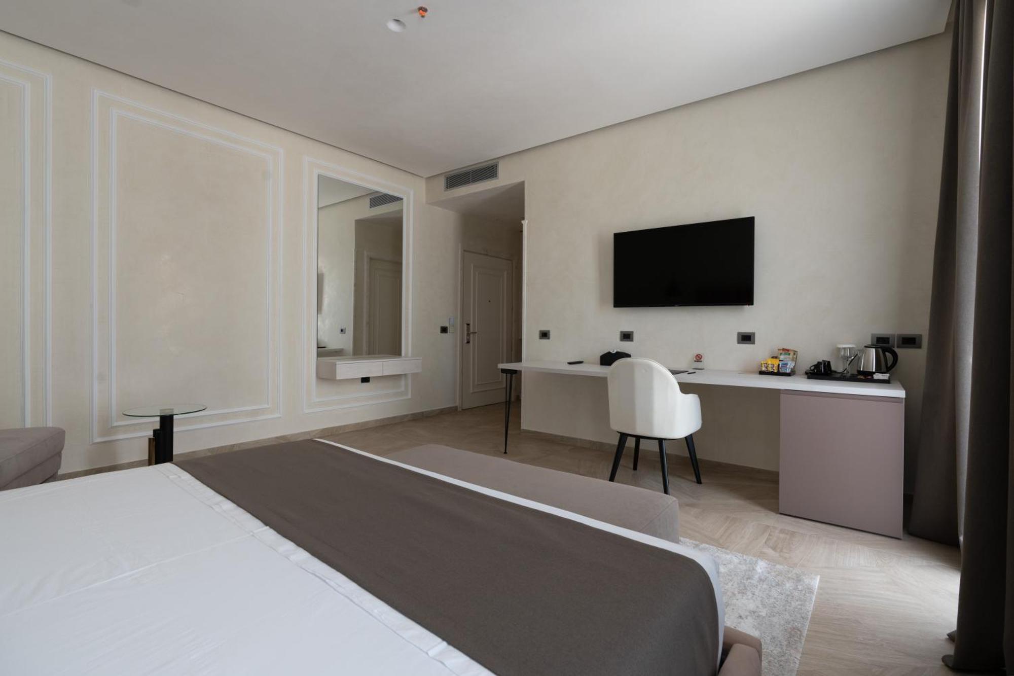 Hotel Plaza Berat Bagian luar foto