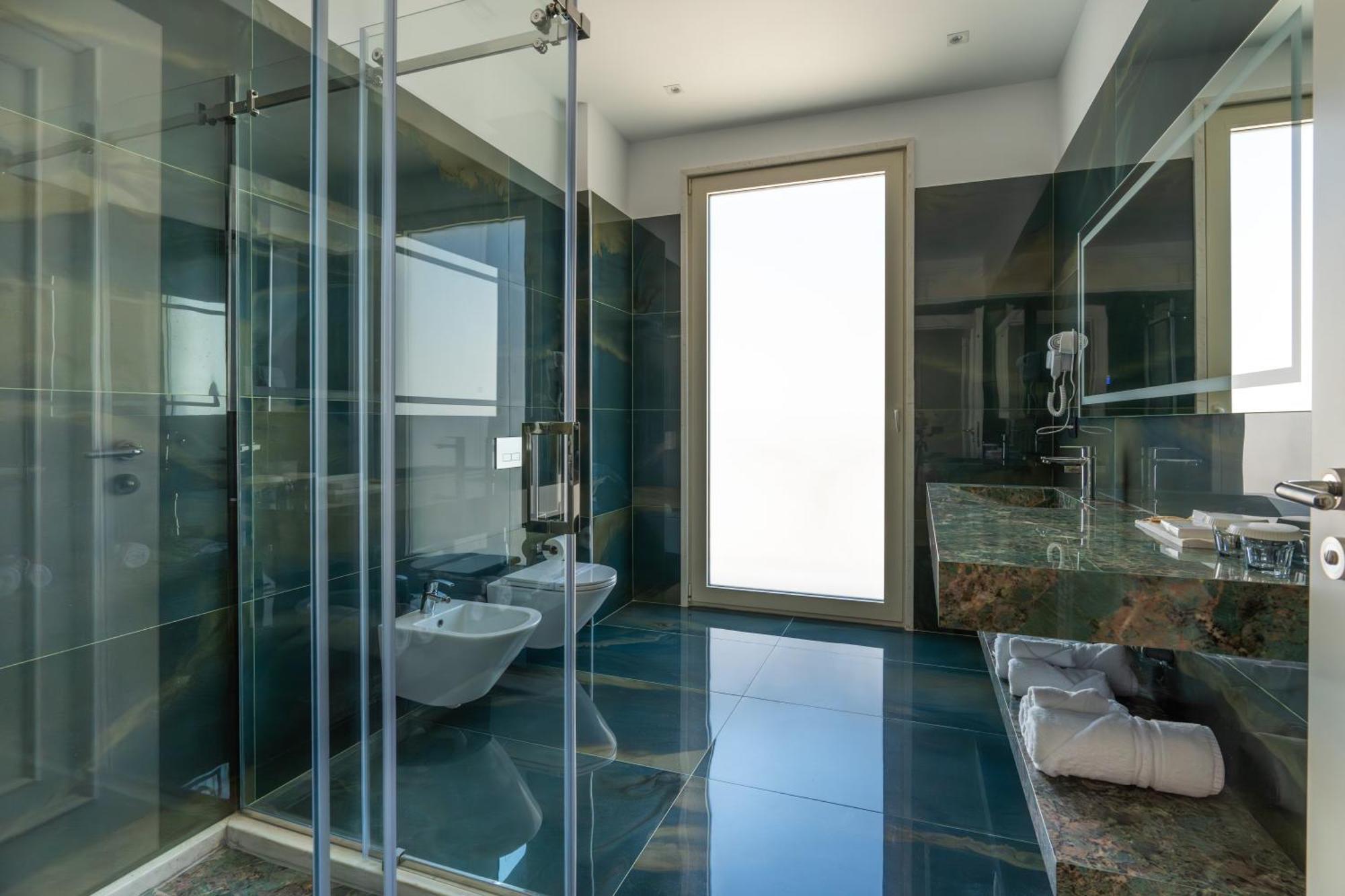 Hotel Plaza Berat Bagian luar foto